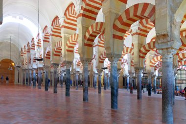 Cordoba, Endülüs, İspanya Mesquita 'sının Arap kemerleriyle iç içe