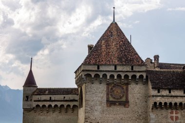 İsviçre Veytaux 'daki Ortaçağ Chillon Şatosu' nun çatıları.