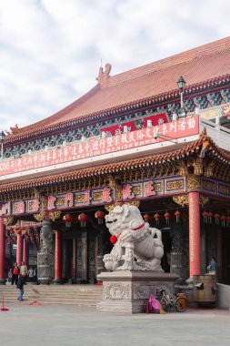 Kaohsiung, Tayvan 'daki tarihi bir kızıl tapınağın dikey çekimi.