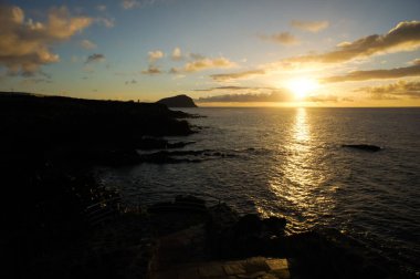 Tenerife Kanarya Adaları 'ndaki Atlantik Okyanusu üzerinde Renkli Gün Doğumu Bulutları