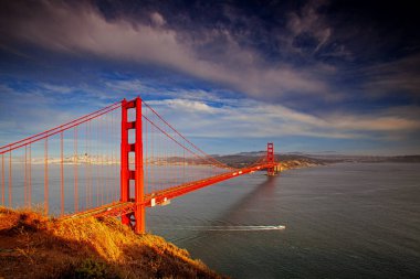 San Francisco, Kaliforniya 'da gün batımında Golden Gate Köprüsü' nün çarpıcı manzarası.