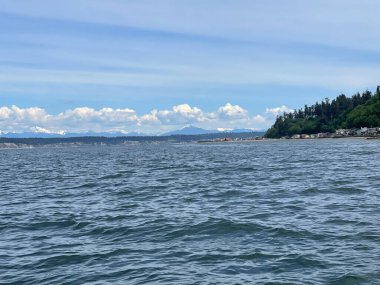 Güneşli bir günde güzel bir deniz manzarası.