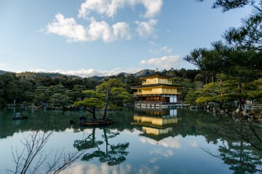 Japonya 'nın Kyoto kentindeki Altın Köşk' ün alçak açılı görüntüsü.