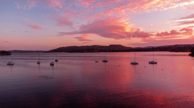 İngiltere 'de Ambleside Gölü bölgesinde güzel pembe bir günbatımı.