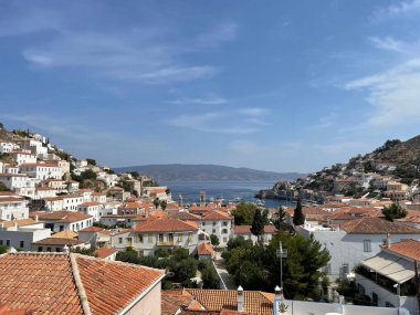 Yunanistan 'daki Hydra Adası' ndaki deniz kenarındaki binaların hava görüntüsü