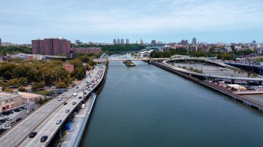ABD 'nin New York kentindeki Harlem Nehri üzerindeki bir otoyolun manzarası.