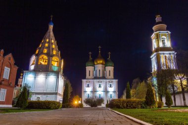 Kolomna, Rusya 'daki katedral meydanındaki eski ortodoks kiliseleri ve çan kulesi.