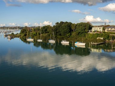 Tamaki Nehri 'nin (Auckland, Yeni Zelanda) demirli tekneleriyle hava manzarası