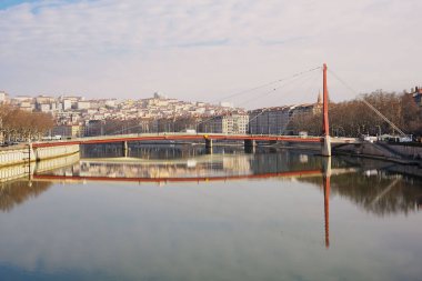 Adalet Sarayı 'nın Fransa, Lyon' daki bir nehri yansıtan yaya köprüsünün manzarası.