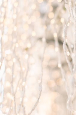 Noel ışıklarının bulanık arkaplanının dikey görüntüsü