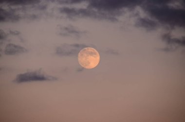 Ay yüzeyinin detaylarını gösteren Ay Kapanışı.