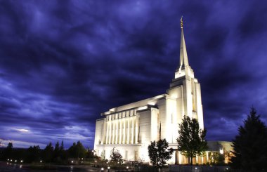 Mor kasvetli gökyüzünün altında Rexburg Idaho Tapınağı 'nın güzel bir manzarası