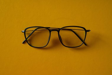 Gözlük sarı arkaplanda izole edilmiş.