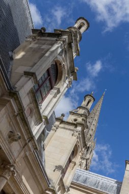 Fransa, Normandiya 'daki kalenin mavi gökyüzünün altında güzel bir manzarası.