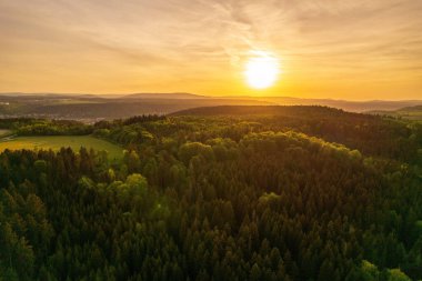 Almanya 'nın Meiningen kentinde gün batımında Thüringen Ormanı' nın hava manzarası