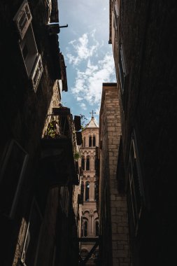 Hırvatistan 'ın Split kentindeki binalar arasında dar bir caddenin düşük açılı görüntüsü