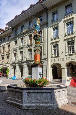 İsviçre, Bern 'deki Gerechtigkeitsbrunnen' in dikey çekimi.