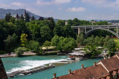 İsviçre, Bern 'deki Aare nehri üzerindeki Kirchenfeldbrucke köprüsünün güzel bir manzarası.