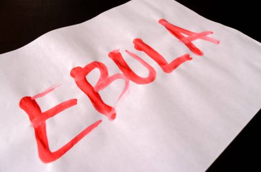 Sözcük Ebola Metni Beyaz Kağıt Üzerinde Kanla Yazıldı