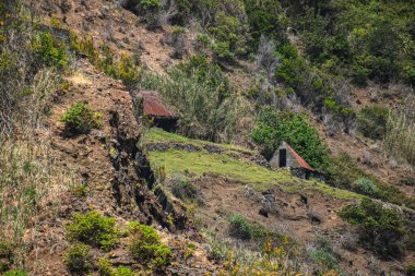 Portekiz 'deki bulutların altındaki Madeira bölgesinin büyüleyici bir görüntüsü.