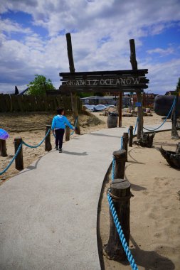 Park Wieloryba 'da bir patikada yürüyen genç bir çocuk.