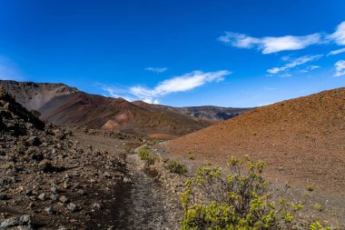 Hawaii 'nin Maui adasındaki Heleakala Ulusal Parkı' ndaki volkanik kraterin içinde kaygan kumlar yürüyüş yolu..