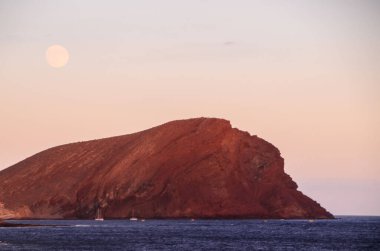 Atlantik Okyanusu 'nda gün batımı ve El Medano Tenerife Kanarya Adaları' nda bir dağ İspanya