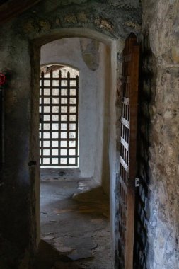 Meşhur Chillon şatosunun içi taş bir oda, örgülü ahşap bir kapı, Veytaux, İsviçre