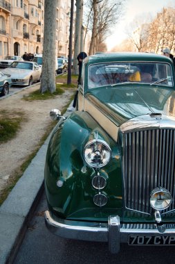 Paris caddesinde antika arabalar