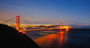 Günbatımında San Francisco, Kaliforniya 'daki Golden Gate Köprüsü' nün güzel bir manzarası.
