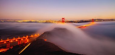 Golden Gate Köprüsü 'nü kaplayan deniz sisinin çarpıcı görüntüsü, San Francisco, ABD