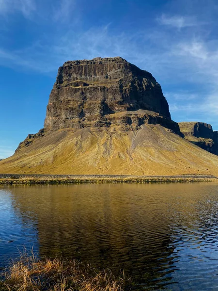 Una Hermosa Vista Montaña Lomagnupur Frente Río Sur Islandia Bajo — Foto de Stock