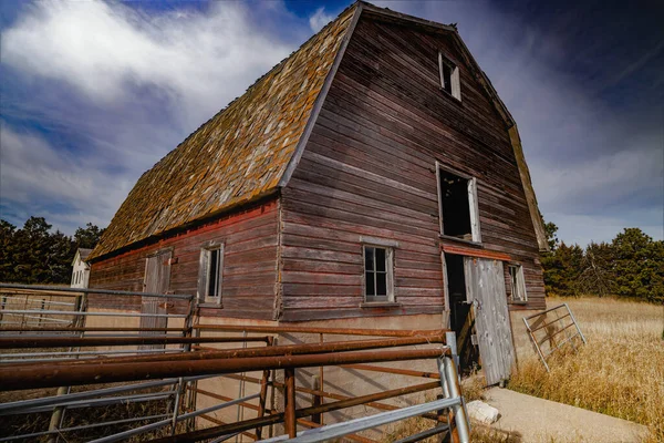 内布拉斯加州沙丘上一座废弃农舍上一座旧谷仓的低角照片 — 图库照片