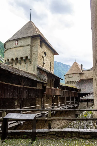 Pionowe Ujęcie Średniowiecznego Zamku Chillon Veytaux Szwajcaria Górami Zachmurzonym Niebem — Zdjęcie stockowe