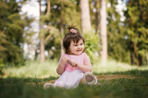 Primo Piano Una Bambina Anni Parco Vicino Una Foresta — Foto Stock