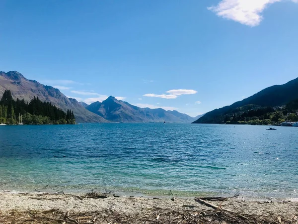 Όμορφη Θέα Της Γαλάζιας Λίμνης Που Περιβάλλεται Από Βουνά Λίμνη — Φωτογραφία Αρχείου