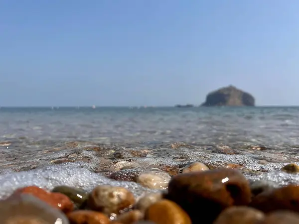 Bellissimo Paesaggio Marino Catturato Una Riva Rocciosa — Foto Stock