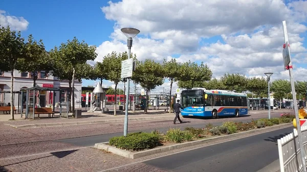 Een Blauwe Bus Wacht Bij Bushalte Langen Duitse Deelstaat Hessen — Stockfoto