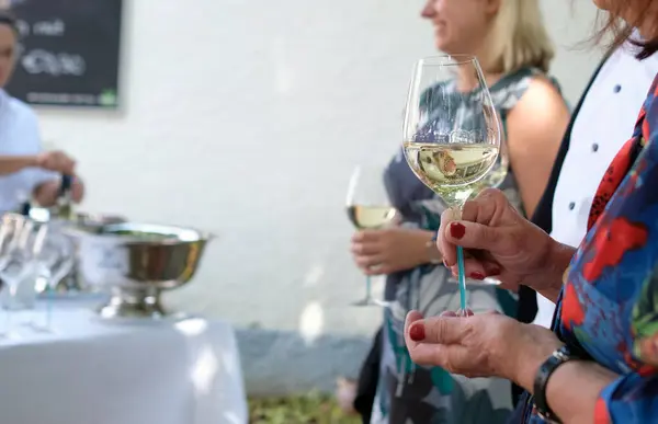 Bir Etkinlikte Beyaz Şarap Bardakları Tutan Kafkas Kadınlarının Yakın Çekimi — Stok fotoğraf