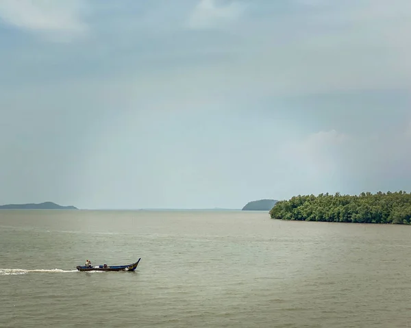 Een Vissersboot Aan Zee Maleisië — Stockfoto