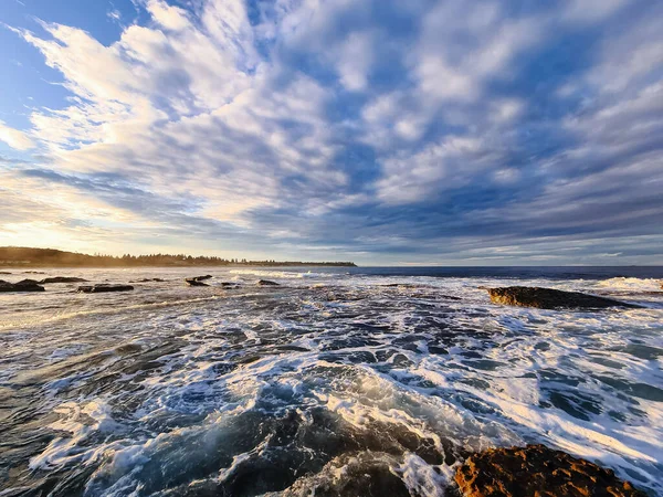 Una Vista Panoramica Delle Onde Del Mare Che Schiudono Contro — Foto Stock