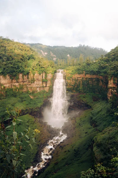 Tiro Vertical Uma Cachoeira Fluindo Das Falésias — Fotografia de Stock