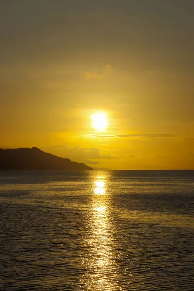 Sakin Denizin Adanın Üzerinde Güzel Bir Gün Batımı Manzarası — Stok fotoğraf