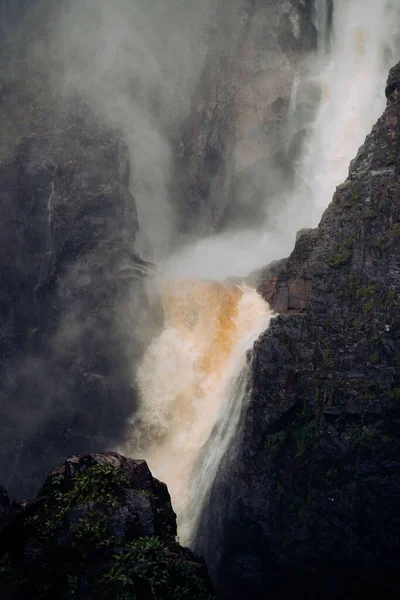 Disparo Vertical Una Hermosa Cascada Que Fluye Por Ladera Montaña —  Fotos de Stock