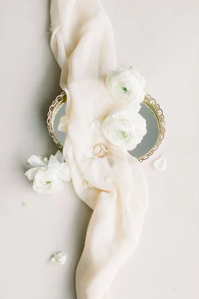 Una Vista Superior Elegantes Anillos Boda Minimalistas Material Seda Rosa — Foto de Stock