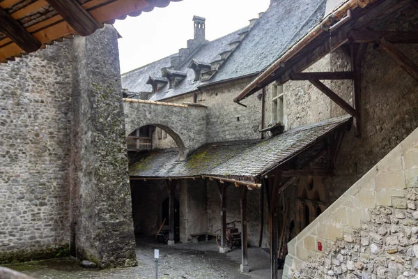 Sebuah Halaman Yang Indah Dari Batu Kuno Chillon Castle Veytaux — Stok Foto