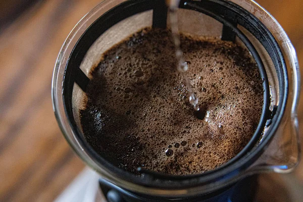 Ett Selektivt Fokus Att Hälla Över Kaffe Med Vattendroppar — Stockfoto