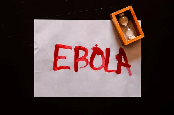白い紙に血で書かれた単語エボラテキスト — ストック写真