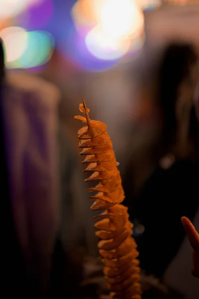 Una Toma Vertical Papas Fritas Rodajas Sobre Palo Fondo Borroso — Foto de Stock