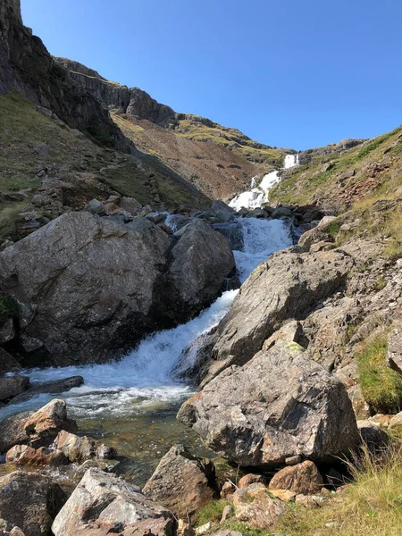 Una Vista Cascada Que Fluye Las Rocas Distrito Del Lago — Foto de Stock